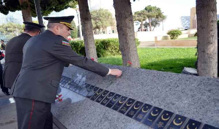 Azerbaycan Savunma Bakanlığı’ndan bir grup asker Türk şehitliğine çelenk koydu