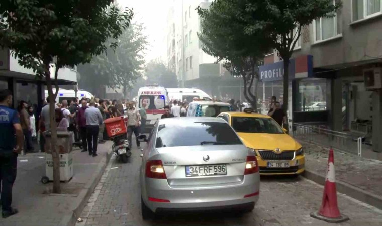 Bahçelievlerde bir apartman dairesinde patlama yaşandı. Olay yerine çok sayıda itfaiye ve sağlık ekibi sevk edildi. Olay yerinde yaralılar olduğu öğrenildi.