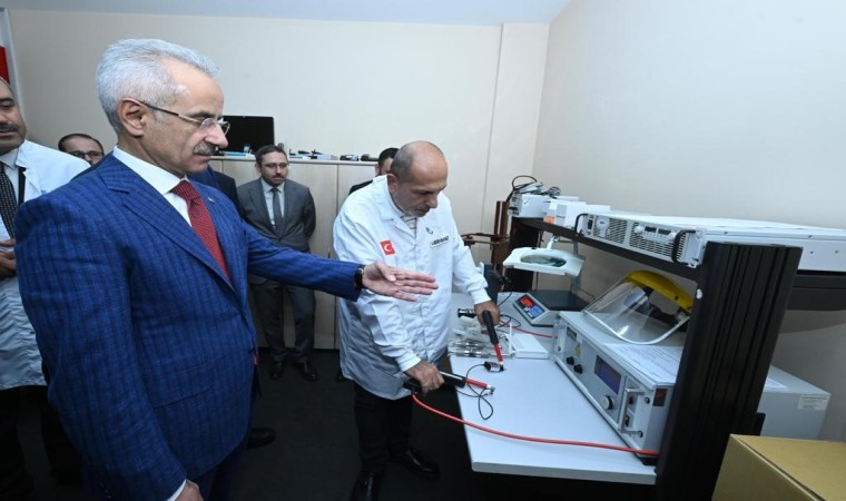 Bakan Uraloğlu Cep Telefonu Test Merkezini inceledi