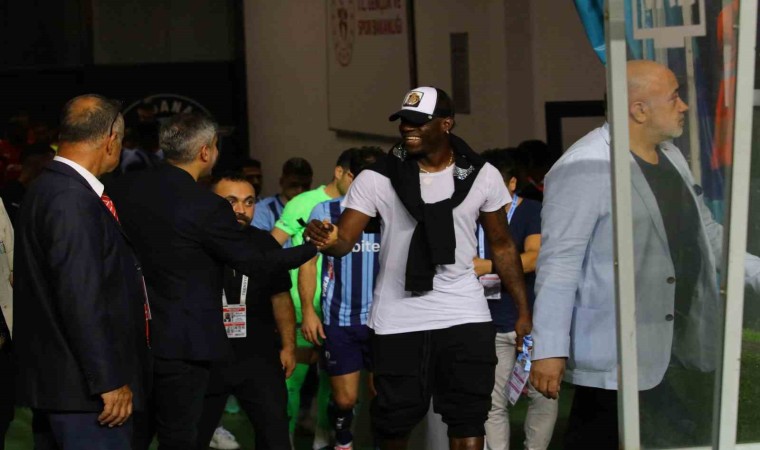 Balotelli maçı tribünden izliyor