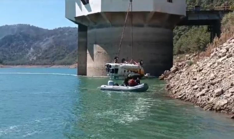 Baraja düşen helikopter enkazının çıkarılma anları kamerada