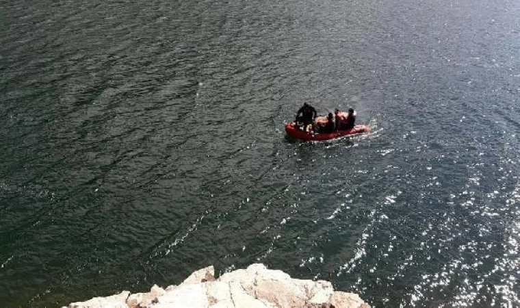 Baraja düşen kamyonetin sürücüsünün cansız bedeni bulundu