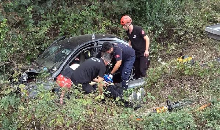 Bariyerleri aşıp şarampole uçan otomobilin sürücüsü yaralandı