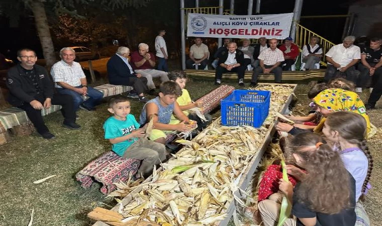 Bartın’da 200 yıllık gelenek; 4 saat boyunca topluca mısır soydular