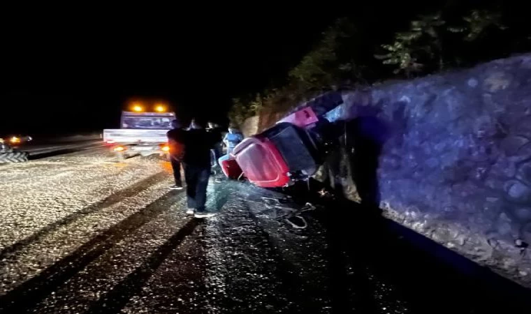 Bartın’da otomobil traktöre çarptı, 3 yaralı