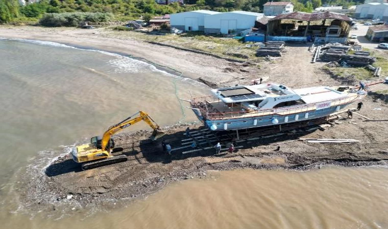 Bartın’da yapımı 2 yılda tamamlanan gulet yat denize indirildi