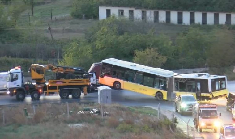 Başakşehir’de devrilen İETT otobüsü kaldırıldı