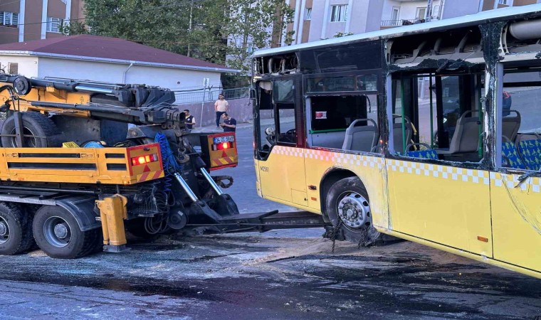 Başakşehirde devrilen İETT otobüsü kaldırıldı