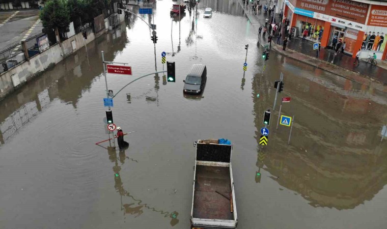 Başakşehirde göle dönen yol havadan görüntülendi