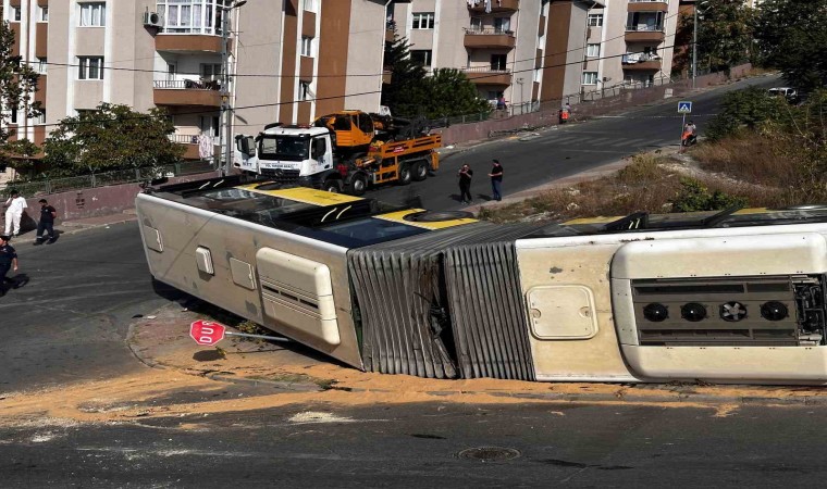 Başakşehirde rampadan çıkamayan İETT otobüsü devrildi: O anlar kamerada