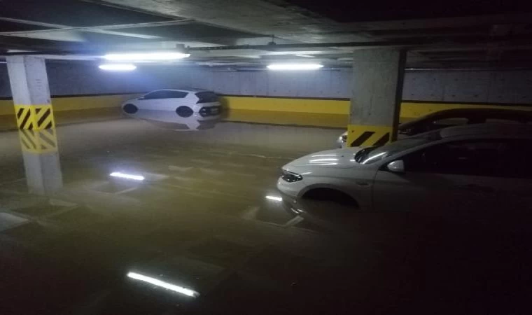 Başakşehir’de site otoparkları da su altında kaldı