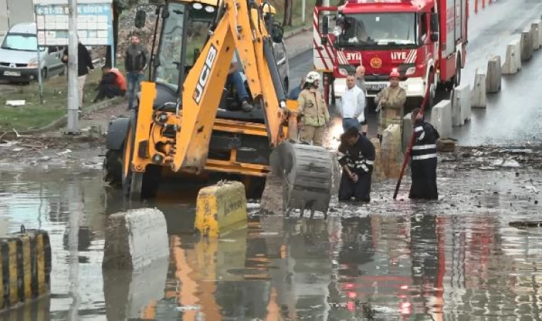 Başakşehir’de yağış nedeniyle araçlar yolda kaldı 