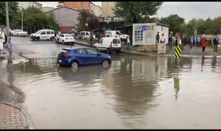 Başakşehir’de yağmur nedeniyle mahsur kalan araçlar çekildi