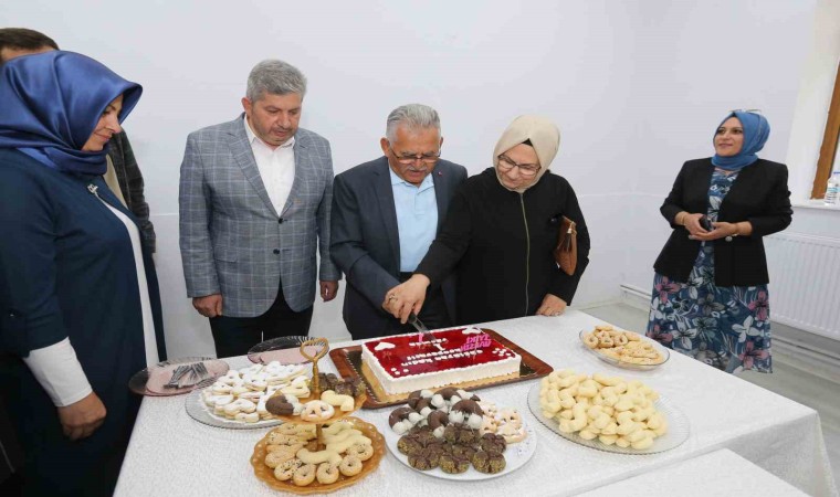 Başkan Büyükkılıç, kadınların ürettiği gilaburulu yaş pastayı kesti