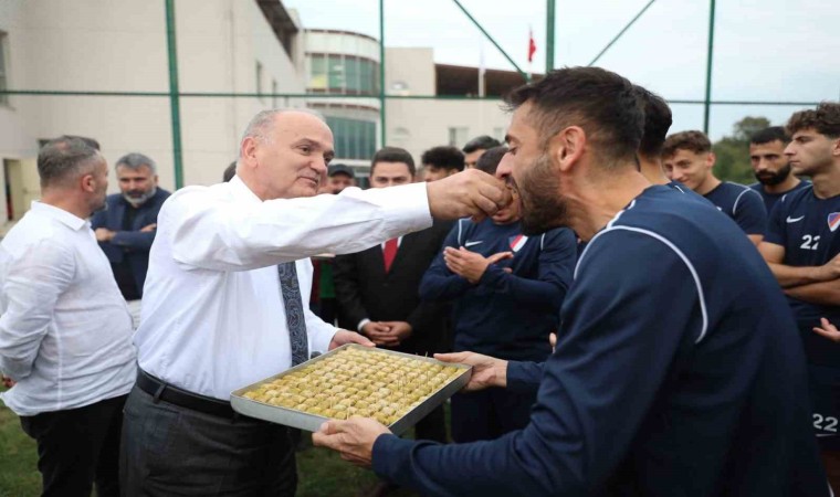 Başkan Özlüden futbolculara baklava