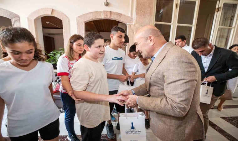 Başkan Soyer, görme engelli milli takım sporcularını ağırladı