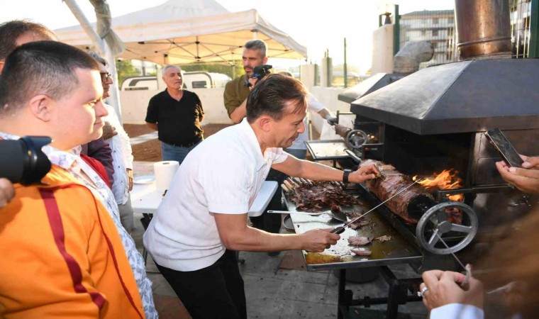 Başkan Yazıcı sözünü tuttu, Tuzlanın özel çocuklarına cağ kebabı pişirdi