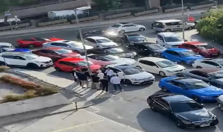 Bayrampaşa’da düğün konvoyundaki araçlar drift atıp yol kapattı 