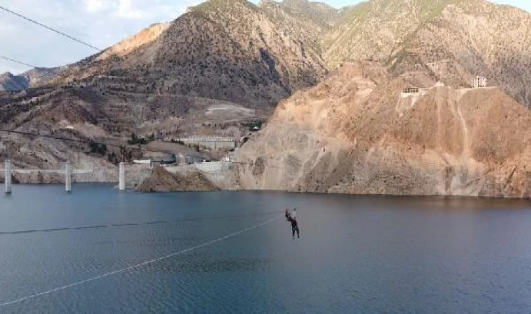 Belediye başkanı Türkiye’nin en yüksek barajında zipline yaparken mahsur kaldı