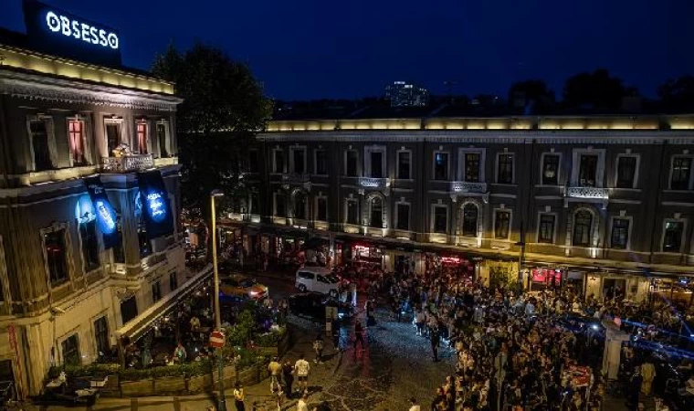 Beşiktaş’ta Harun Tekin’den mini konser 