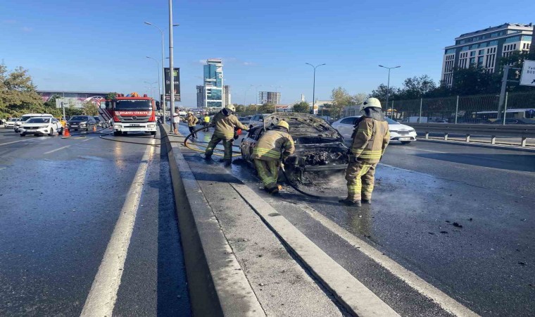 Beylikdüzü E-5te seyir halindeki otomobil alev alev yandı