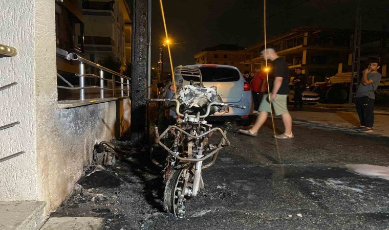 Beylikdüzünde doğal gaz kutusu alev alev yandı, 1 motosiklet küle döndü