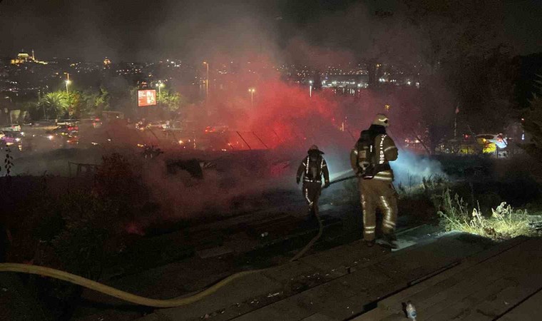 Beyoğlu Evlendirme Dairesinin bahçesinde korkutan yangın: Tahta yürüyüş yolu alev alev yandı