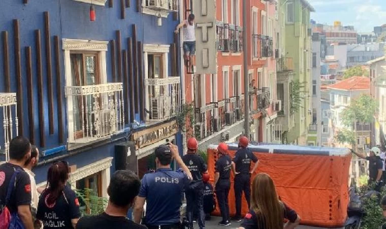 Beyoğlu’nda korkup cama çıktı, itfaiye kurtardı 