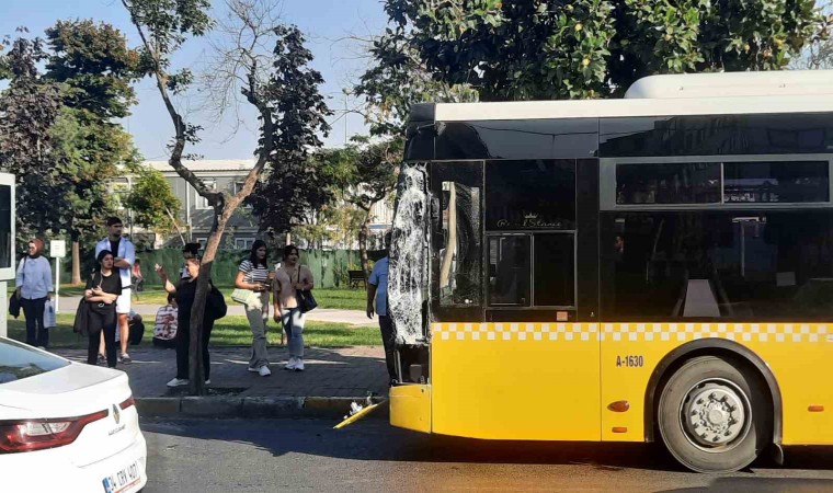 Beyoğlunda tramvay İETT otobüsüne çarptı