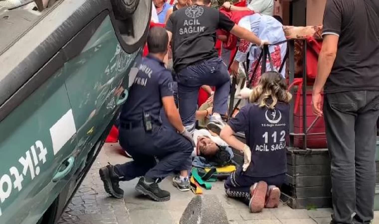 Beyoğlu’nda yol kenarındaki kadına çarpan otomobil takla attı