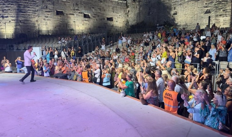 Bodrum Kalesinde coşkulu konser: Halk konserine vatandaşlar akın etti