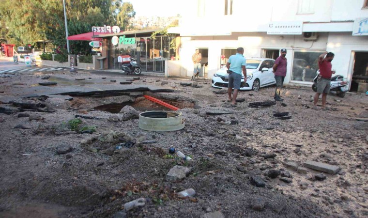 Bodrumda isale hattı patladı: İş yerlerini su bastı, araçlar hasar gördü