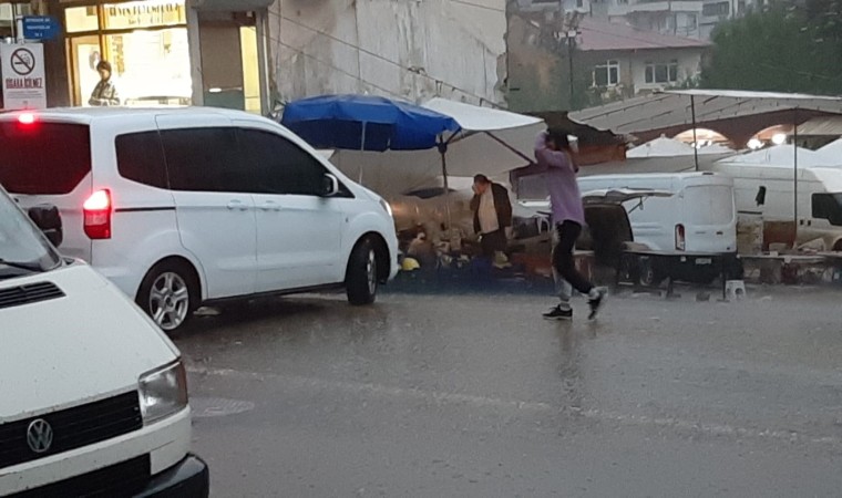 Boluda aniden bastıran yağmur sokakları göle çevirdi