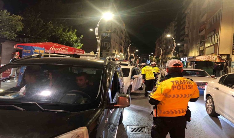 Boluda polis, gece saatlerinde rahatsızlık veren sürücülere göz açtırmıyor