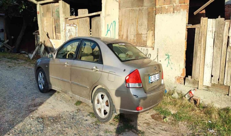 Boş yolda kaldırımdan gitti, yayalara korna çalıp yol istedi, o anlar kamerada