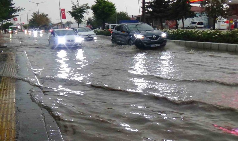 Bozüyükte gök gürültülü sağanak yağış hayatı olumsuz etkiledi