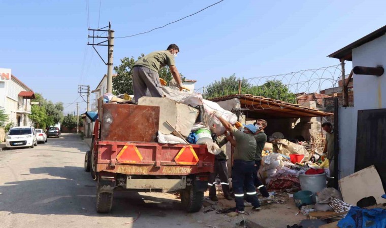 Bu evden, 8 saatte 7 kamyon çöp çıktı