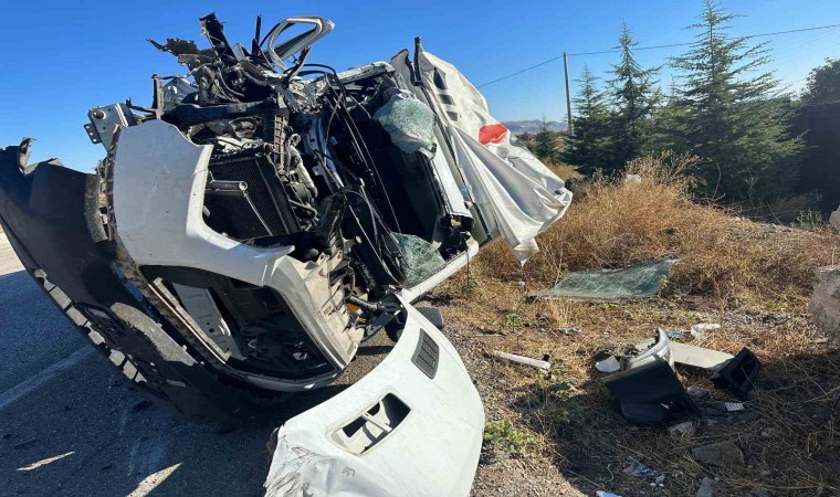 Burdurda direksiyon hakimiyetini kaybeden sürücü trafik levhasına çarptı: 1 ölü, 1 yaralı