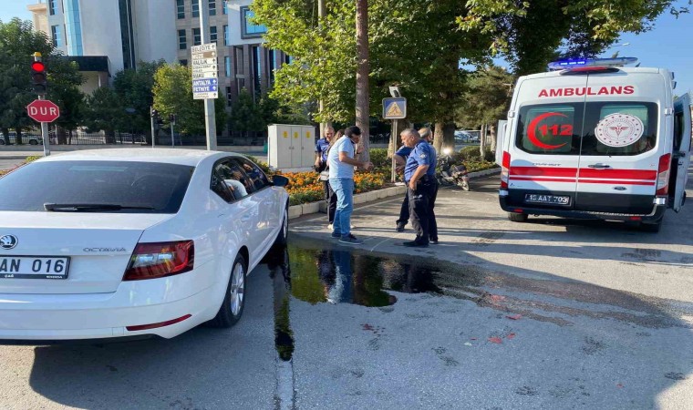 Burdurda elektrikli bisiklet ile otomobil çarpıştı: 4 yaralı