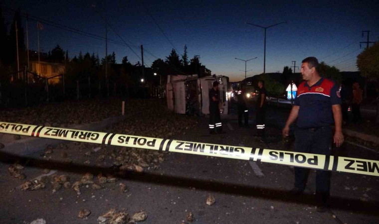 Burdurda kontrolden çıkan pancar yüklü tır devrildi:1 yaralı