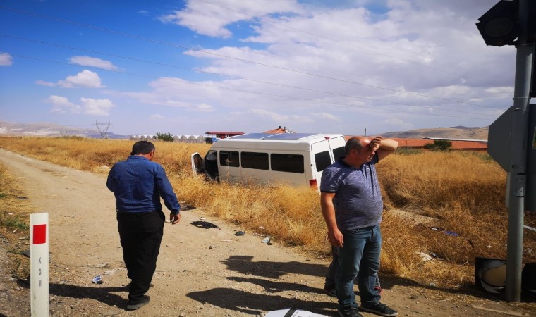 Burdurda otomobil ile minibüs çarpıştı: 5 yaralı