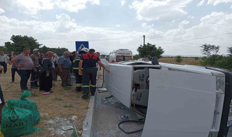 Burdurda römork bağlı otomobil devrildi 3 kişi yaralandı.