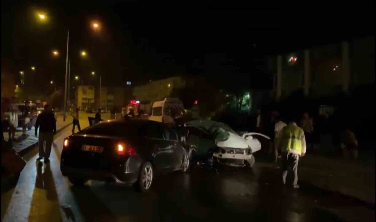 Bursada 2 araç kafa kafaya çarpıştı: 1i ağır 2 yaralı