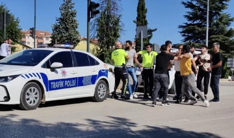 Bursa’da eşine çarpan sürücüyü oğullarıyla birlikte darbetti; o anlar kamerada