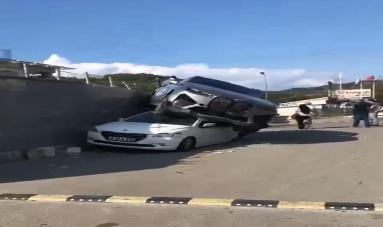 Bursada kontrolden çıkan cip, park halindeki aracın üzerine düştü