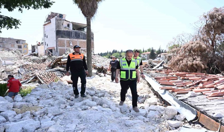 Büyük depremde yıkılan 752 yıllık Ulu Caminin enkazı temizleniyor