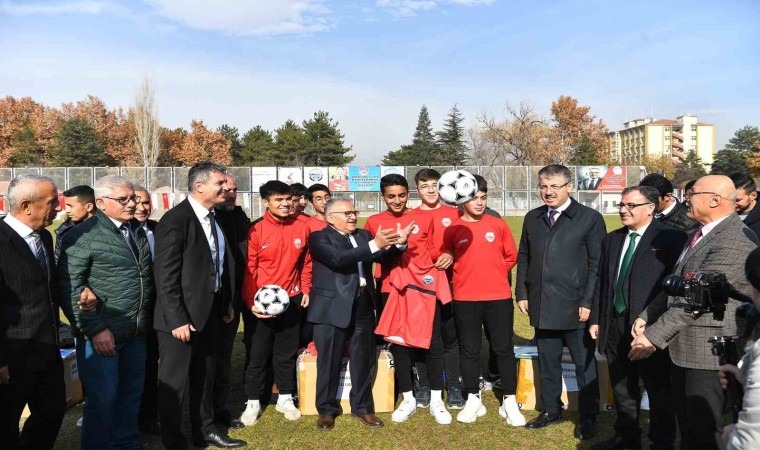 Büyükşehir, Amatör Spor Kulüplerine 1,5 milyon TLlik malzeme desteği verecek