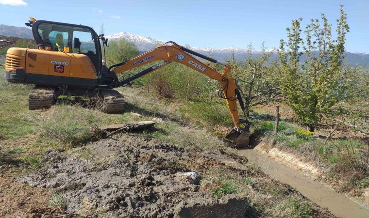 Büyükşehir sulama kanalı temizlik çalışmalarına devam ediyor