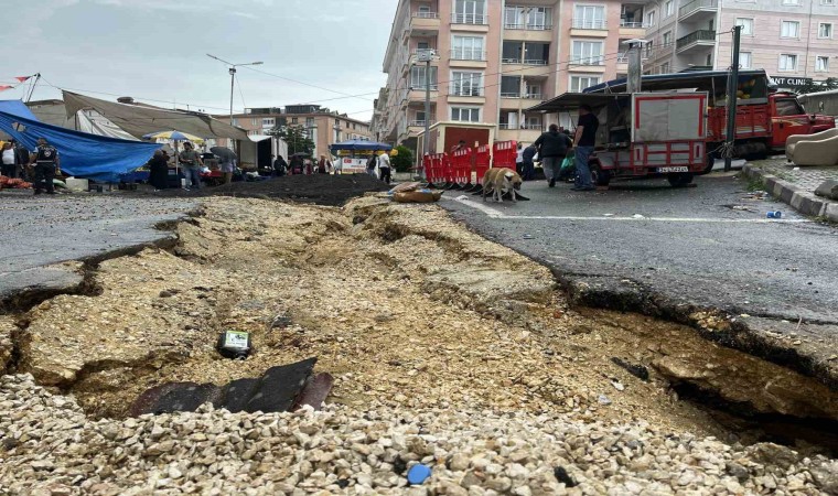 Çatalcada yoğun yağıştan dolayı yol çöktü