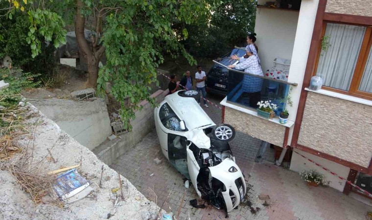 Çekmeköyde otomobilin apartman boşluğuna düştüğü kaza kamerada